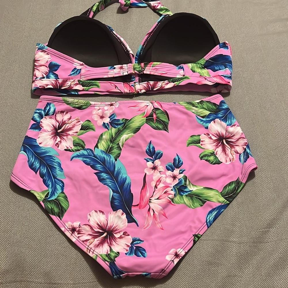 Bikini - Picture 2 of 4